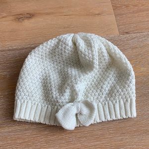 H&M knit hat with bow in off white with silver threading